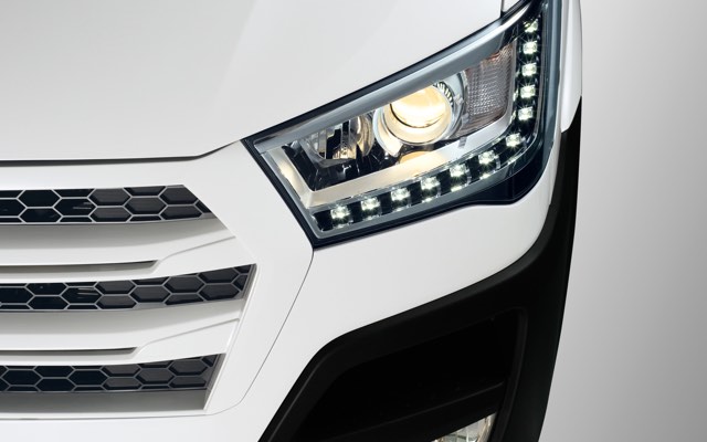 LED DRL and projection headlamps (Luxury Trim)